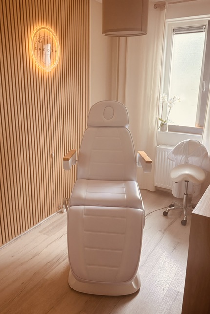 Warme, minimalistische behandelkamer bij The Smooth Society