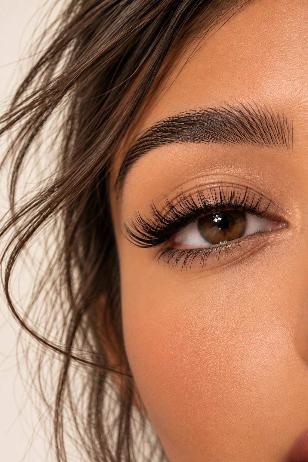 Russian Volume wimperextensions — close-up van een oog met volle, gekrulde extensions